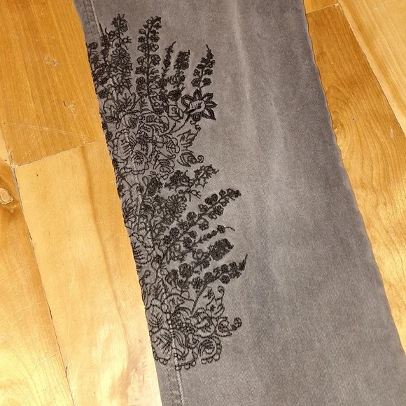 Free People cut-off Floral embroidered gray jeans Womens Size 26 Boho Stretchy - Picture 8 of 15